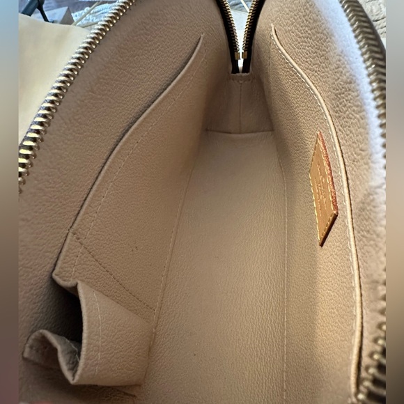 Louis Vuitton Cosmetic Pouch - MM Monogram with dust bag and tags. - Picture 6 of 7